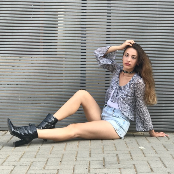 Vintage 1970s Patterned Tie Front Bell Sleeve Top - Picture 12 of 15